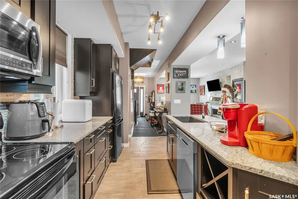 727 6th Avenue N Saskatoon SK S7K 2S8