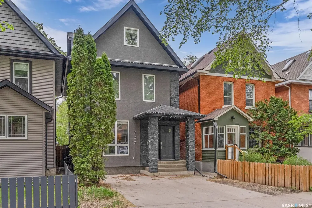 727 6th Avenue N Saskatoon SK S7K 2S8