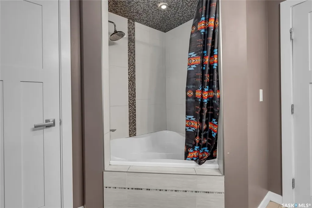 727 6th Avenue N Saskatoon SK S7K 2S8