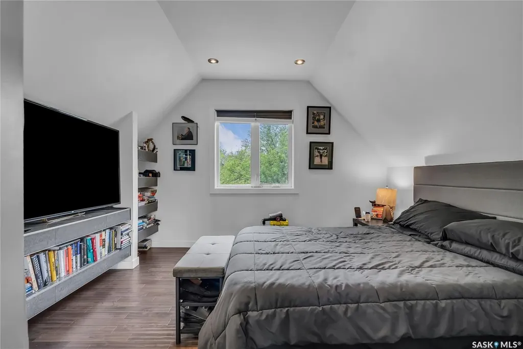 727 6th Avenue N Saskatoon SK S7K 2S8