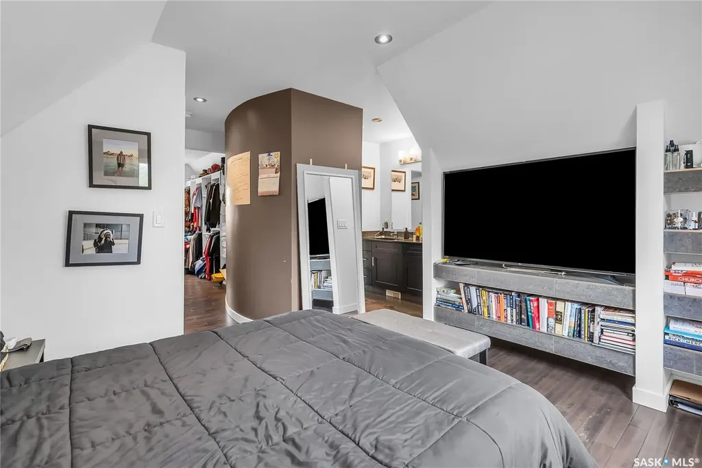 727 6th Avenue N Saskatoon SK S7K 2S8
