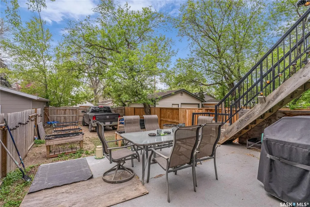727 6th Avenue N Saskatoon SK S7K 2S8
