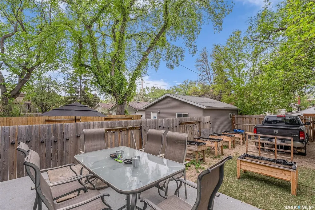 727 6th Avenue N Saskatoon SK S7K 2S8