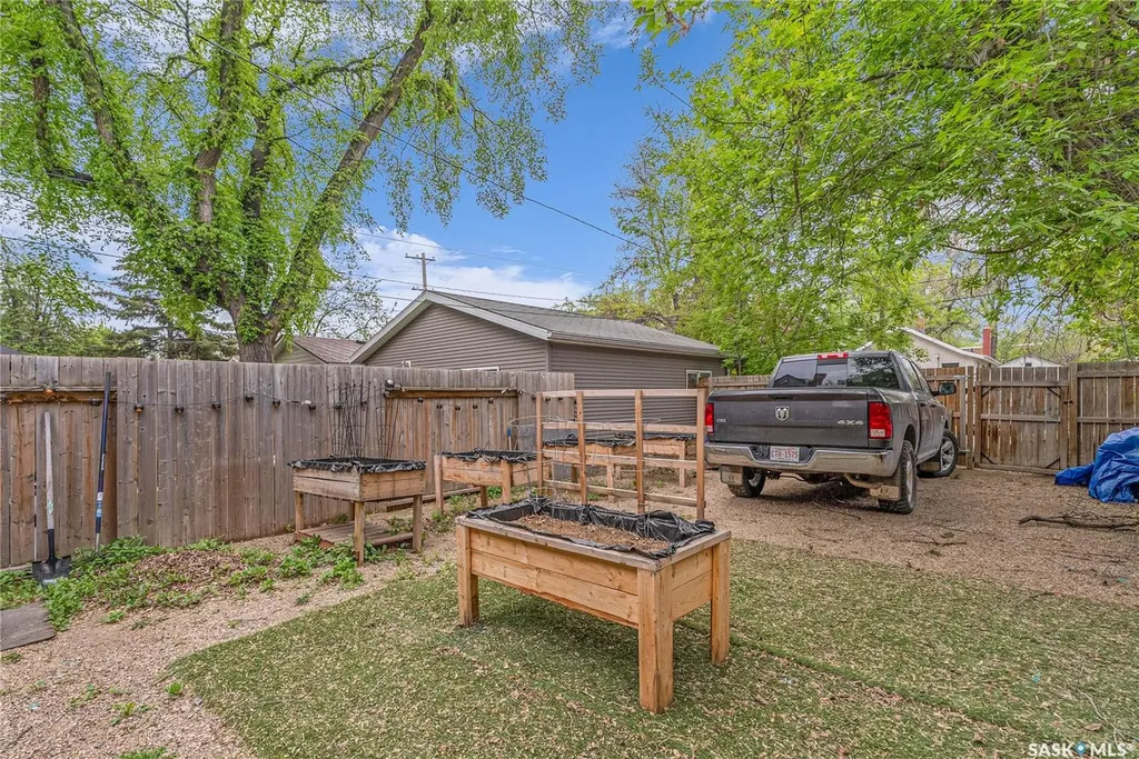 727 6th Avenue N Saskatoon SK S7K 2S8