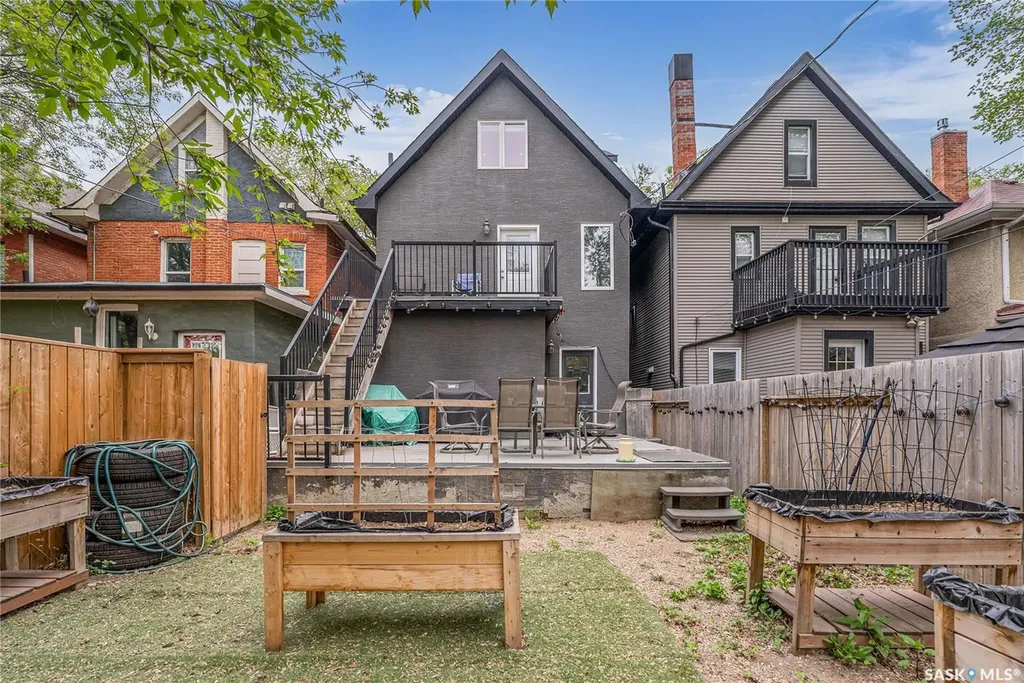 727 6th Avenue N Saskatoon SK S7K 2S8