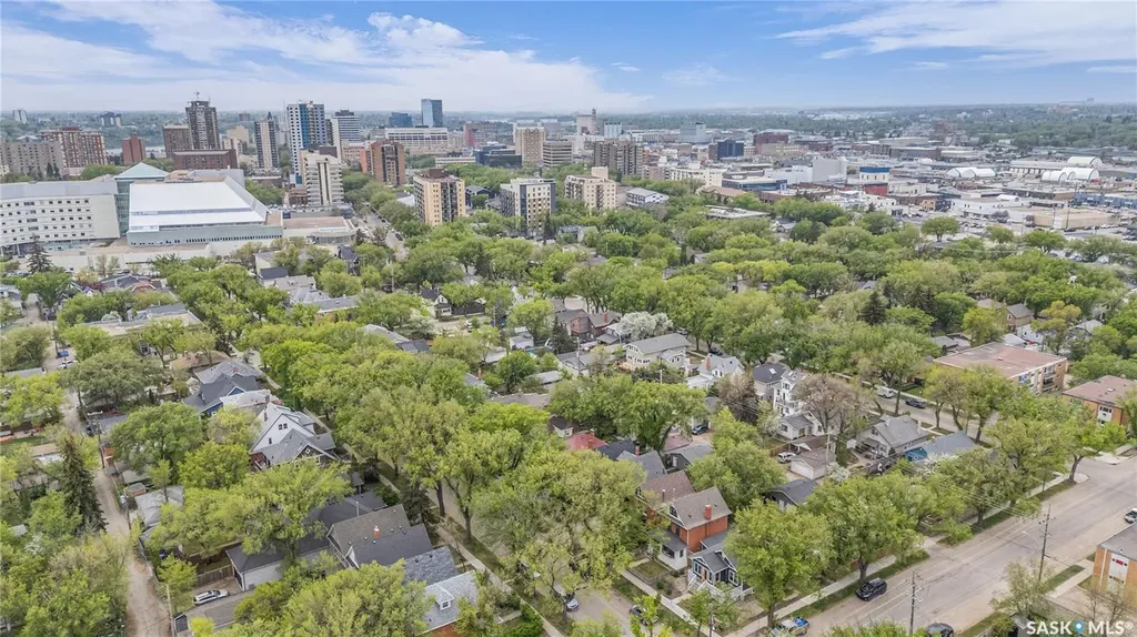 727 6th Avenue N Saskatoon SK S7K 2S8
