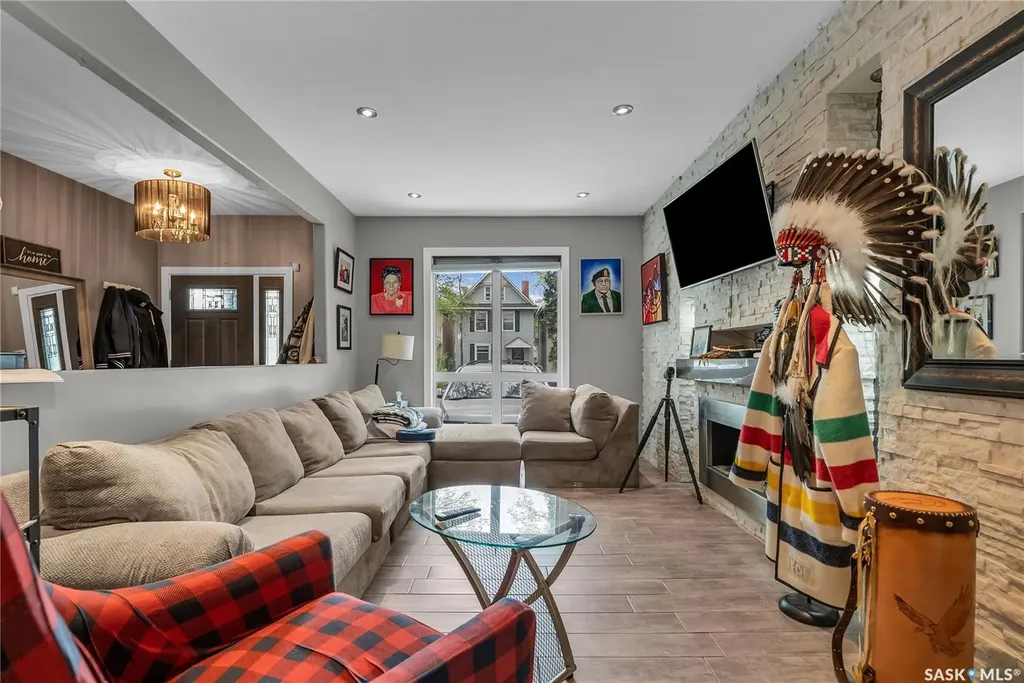 727 6th Avenue N Saskatoon SK S7K 2S8