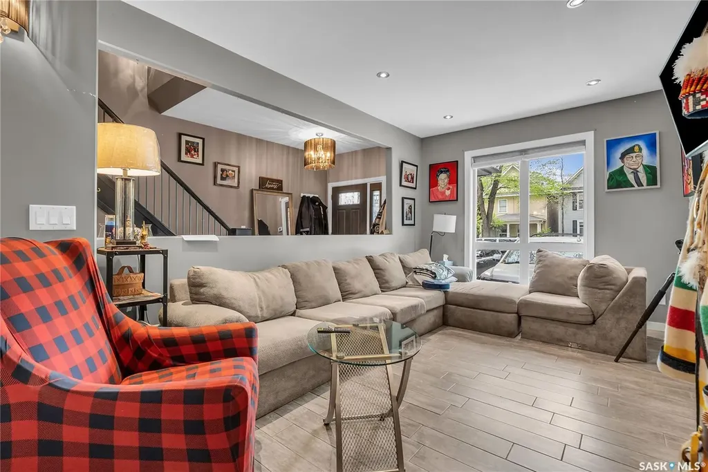 727 6th Avenue N Saskatoon SK S7K 2S8