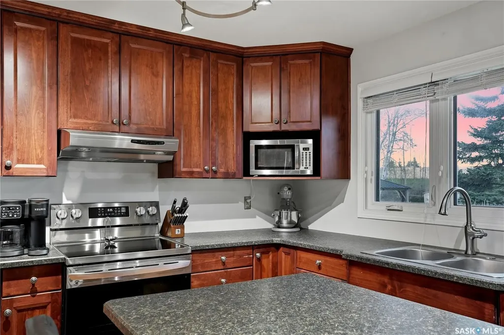 2225 Easthill Saskatoon SK S7J 3E1