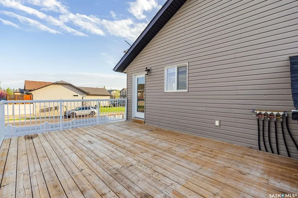 327 Roy Crescent Saskatoon SK S7W 0L1