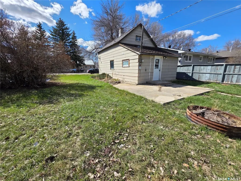 6371 Queens Avenue Gull Lake SK S0N 1A0