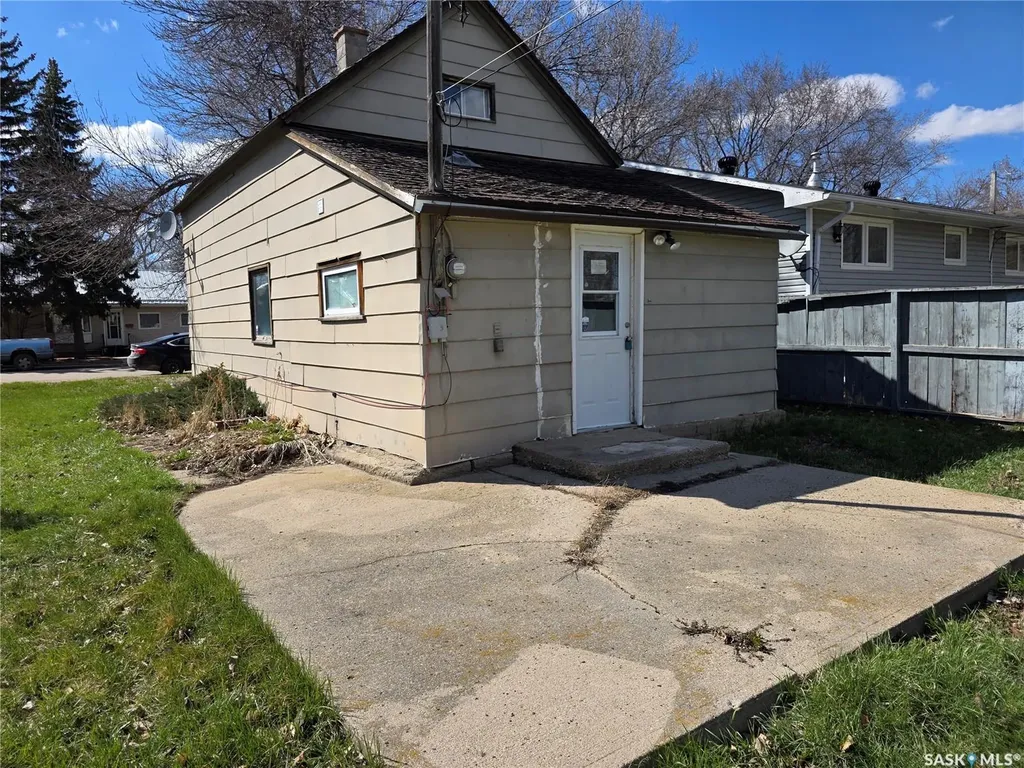 6371 Queens Avenue Gull Lake SK S0N 1A0