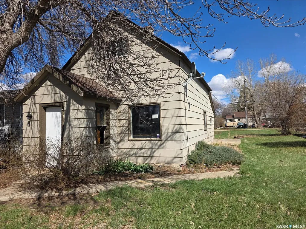 6371 Queens Avenue Gull Lake SK S0N 1A0