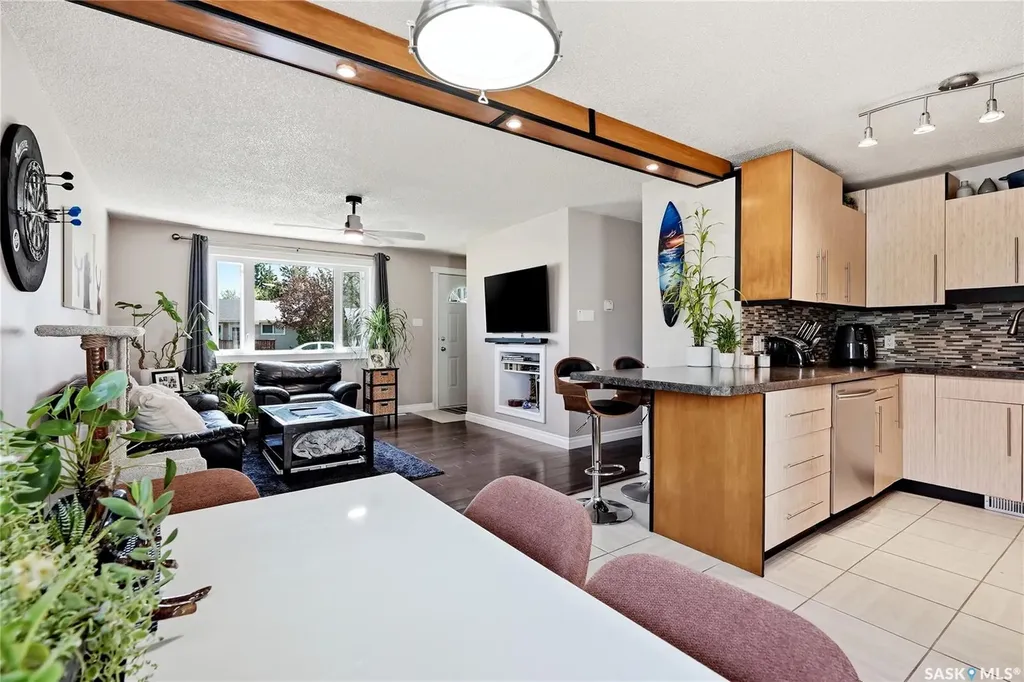 901 R Avenue N Saskatoon SK S7L 2Z4