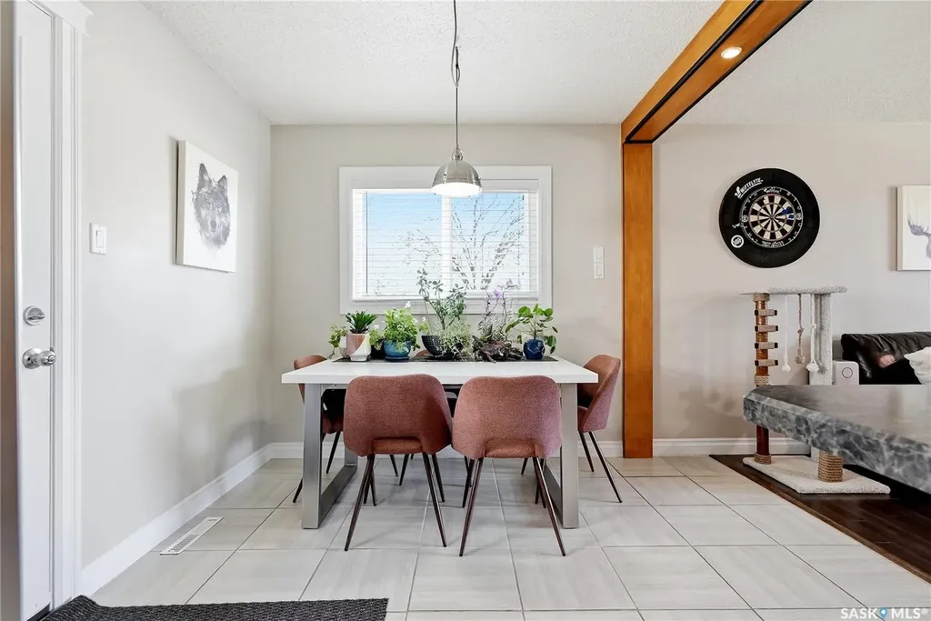 901 R Avenue N Saskatoon SK S7L 2Z4