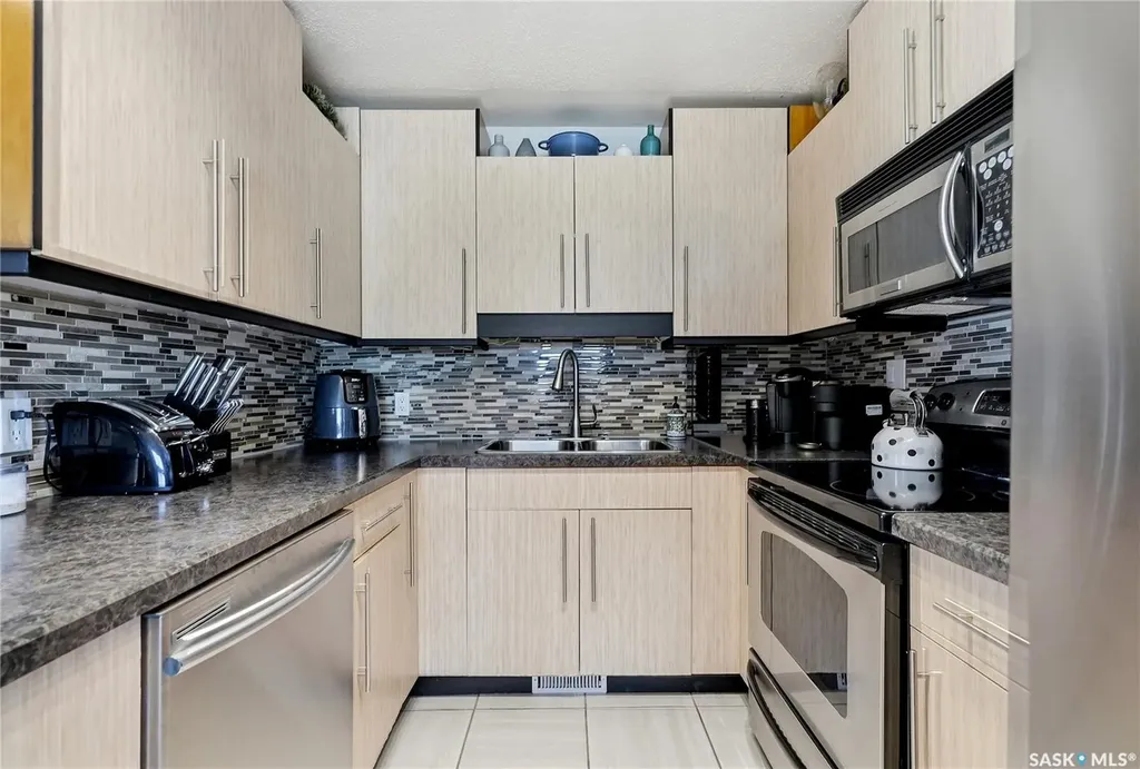 901 R Avenue N Saskatoon SK S7L 2Z4
