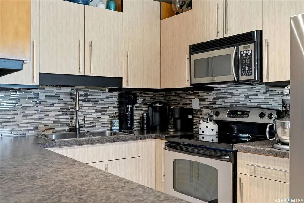 901 R Avenue N Saskatoon SK S7L 2Z4