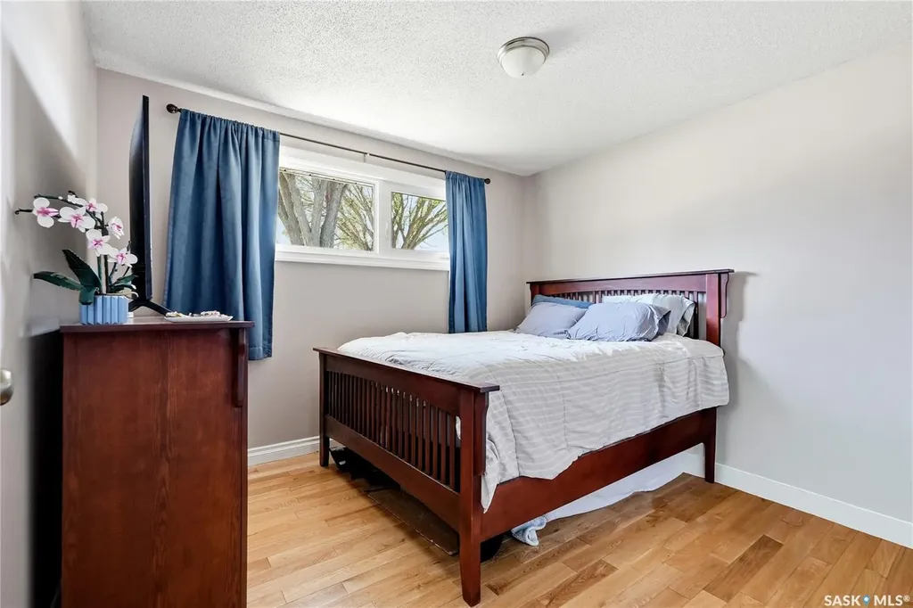 901 R Avenue N Saskatoon SK S7L 2Z4
