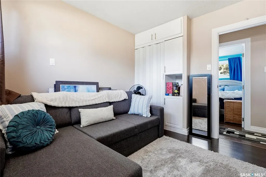 901 R Avenue N Saskatoon SK S7L 2Z4