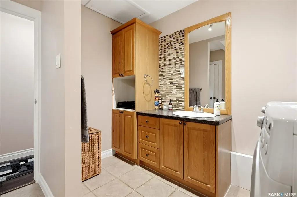 901 R Avenue N Saskatoon SK S7L 2Z4