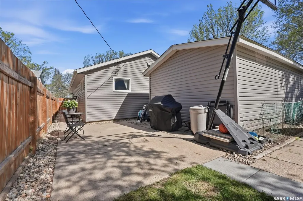 901 R Avenue N Saskatoon SK S7L 2Z4