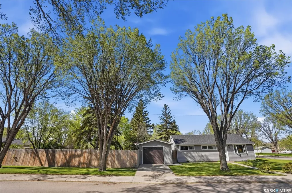 901 R Avenue N Saskatoon SK S7L 2Z4