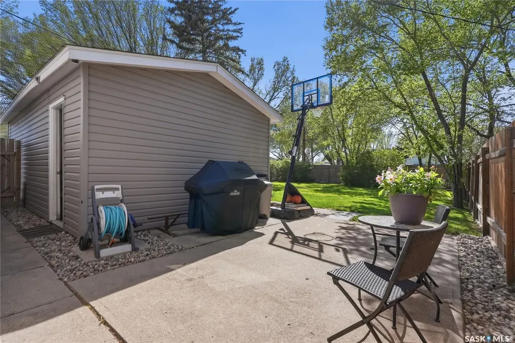 901 R Avenue N Saskatoon SK S7L 2Z4