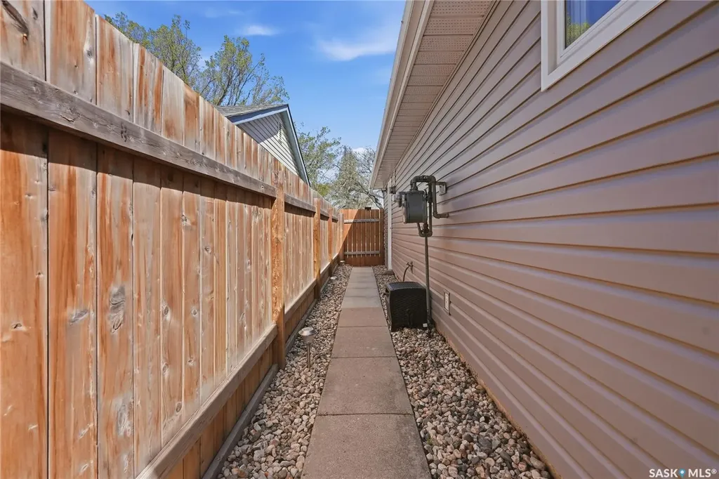 901 R Avenue N Saskatoon SK S7L 2Z4