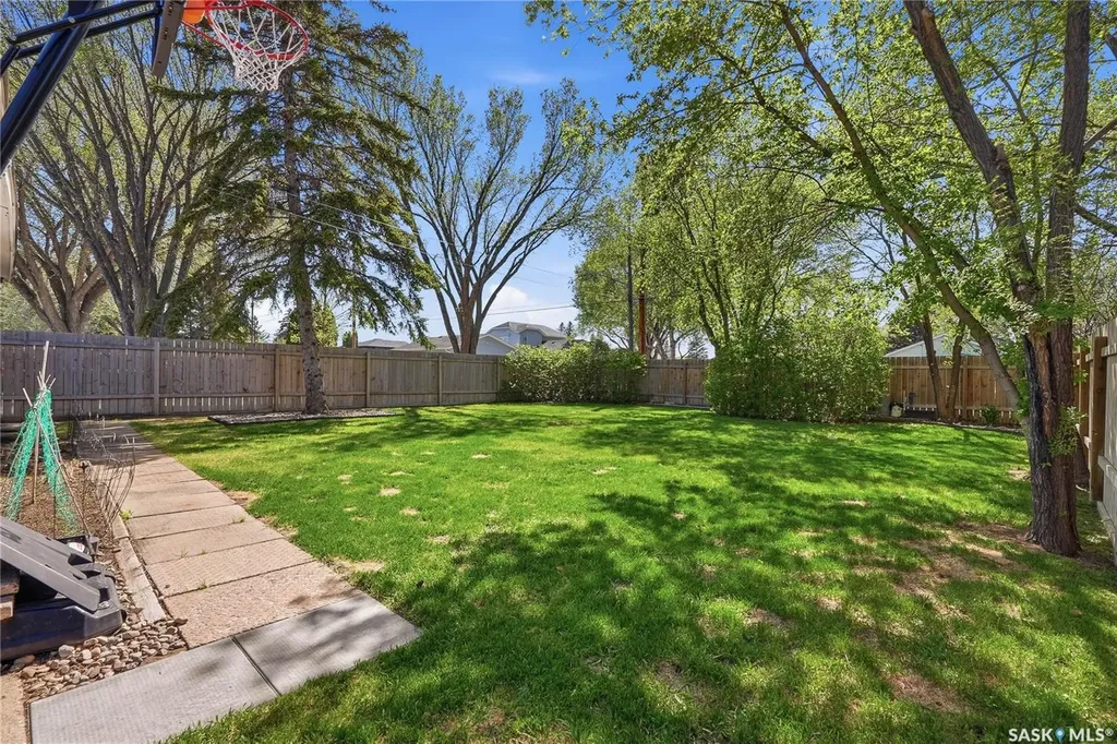 901 R Avenue N Saskatoon SK S7L 2Z4