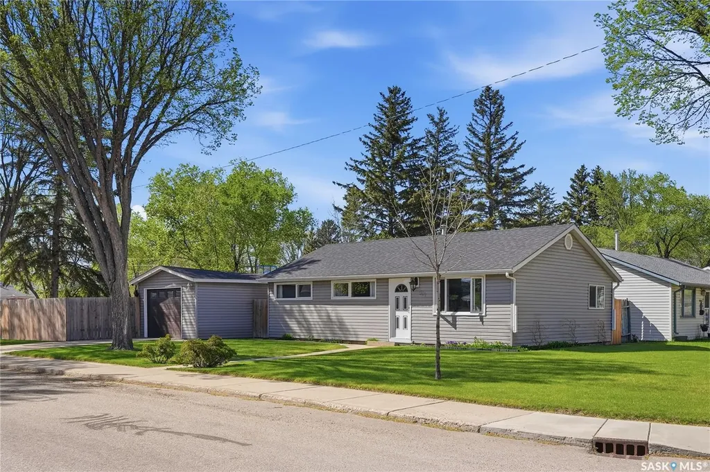 901 R Avenue N Saskatoon SK S7L 2Z4