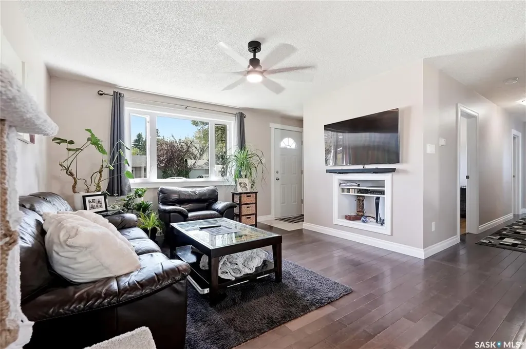 901 R Avenue N Saskatoon SK S7L 2Z4