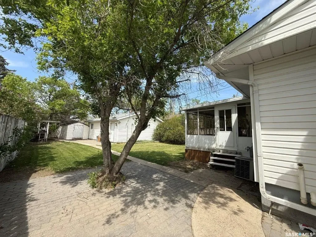 312 7th Avenue W Kindersley SK S0L 1S0