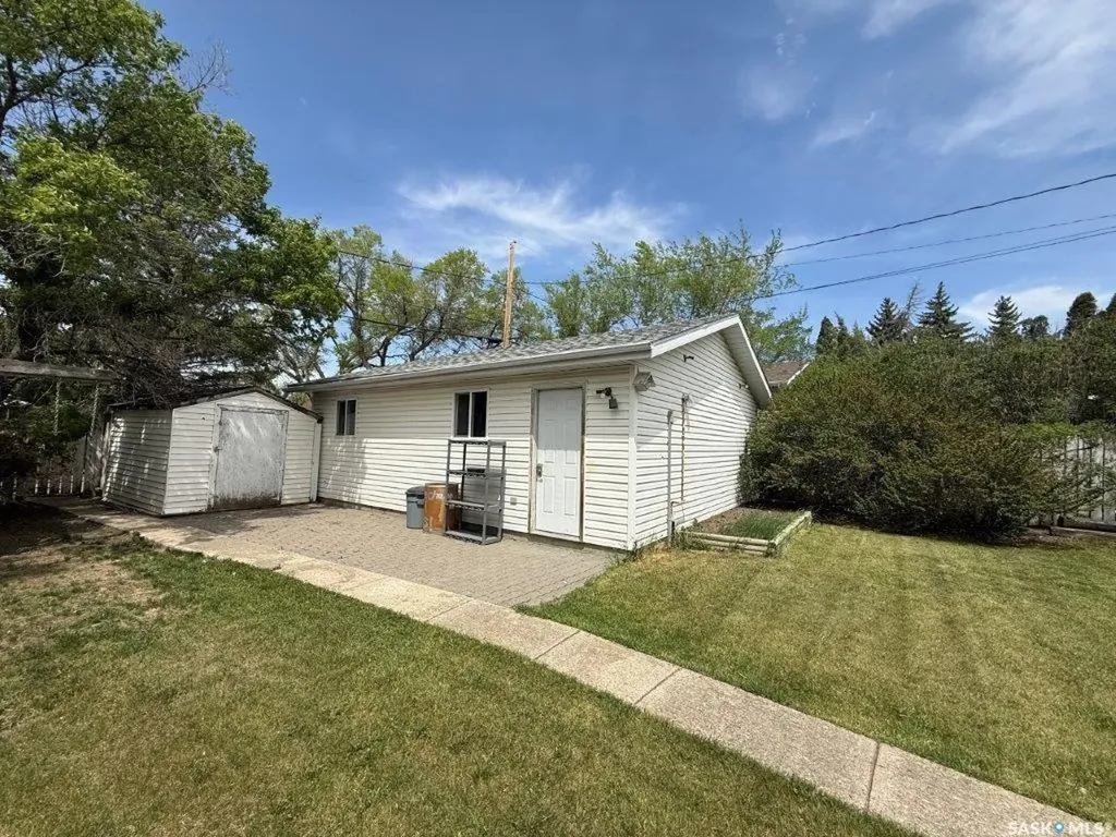 312 7th Avenue W Kindersley SK S0L 1S0