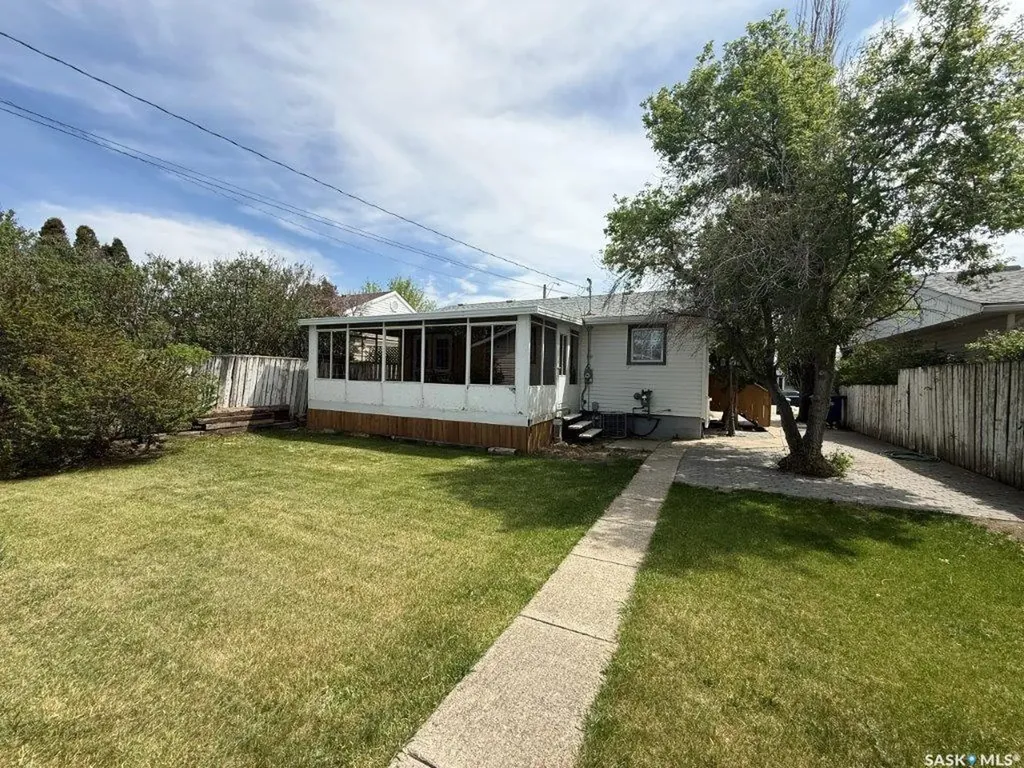 312 7th Avenue W Kindersley SK S0L 1S0
