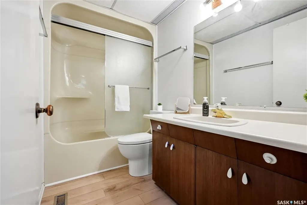 28 Malta Crescent Saskatoon SK S7L 3W1