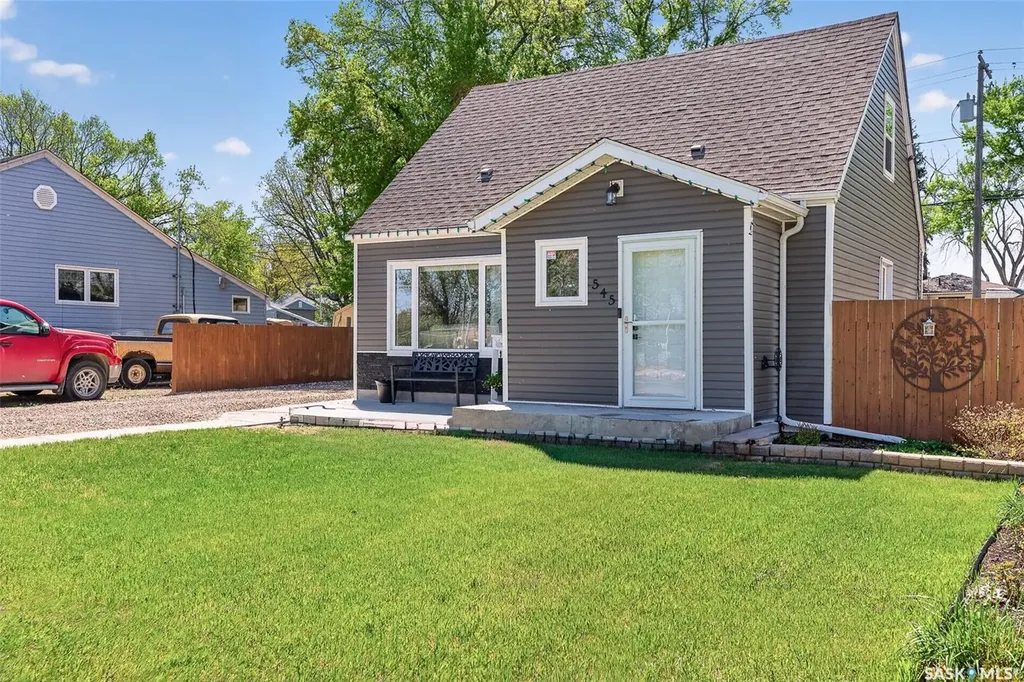 545 Coteau Street W Moose Jaw SK S6H 5E3