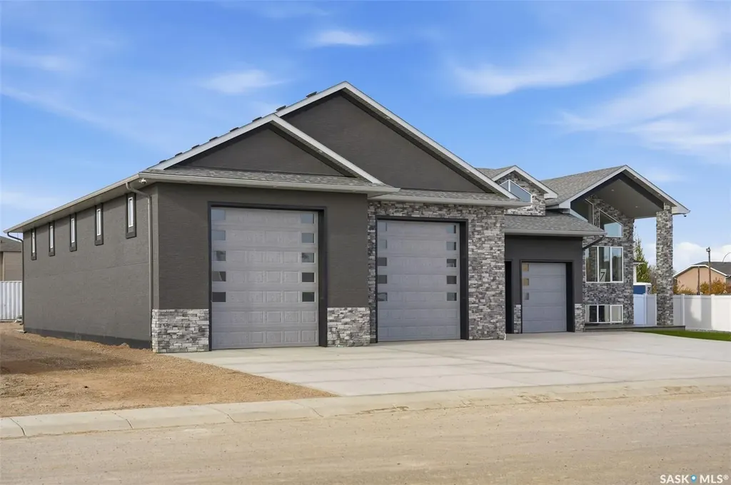 8 Loewen Court Warman SK S0K 1A0