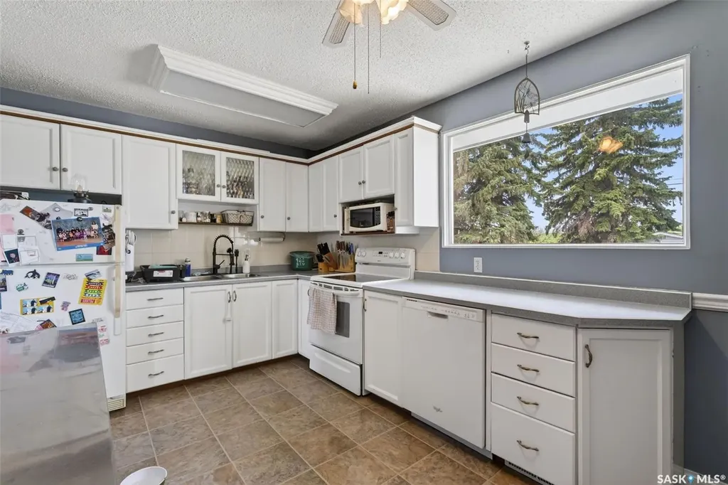 413 Vancouver Avenue N Saskatoon SK S7L 4J8