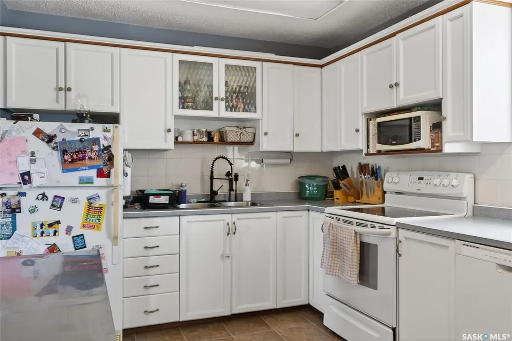 413 Vancouver Avenue N Saskatoon SK S7L 4J8