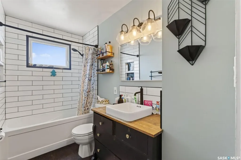 413 Vancouver Avenue N Saskatoon SK S7L 4J8