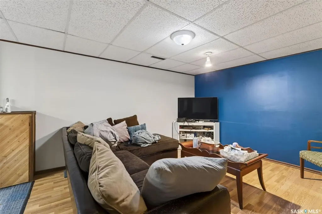413 Vancouver Avenue N Saskatoon SK S7L 4J8