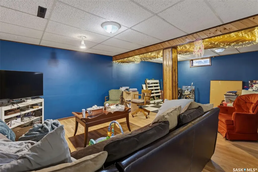 413 Vancouver Avenue N Saskatoon SK S7L 4J8