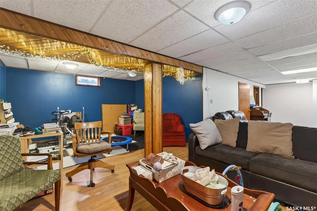 413 Vancouver Avenue N Saskatoon SK S7L 4J8