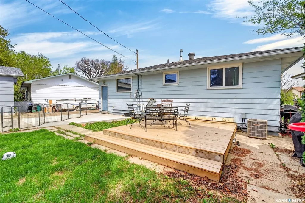 413 Vancouver Avenue N Saskatoon SK S7L 4J8