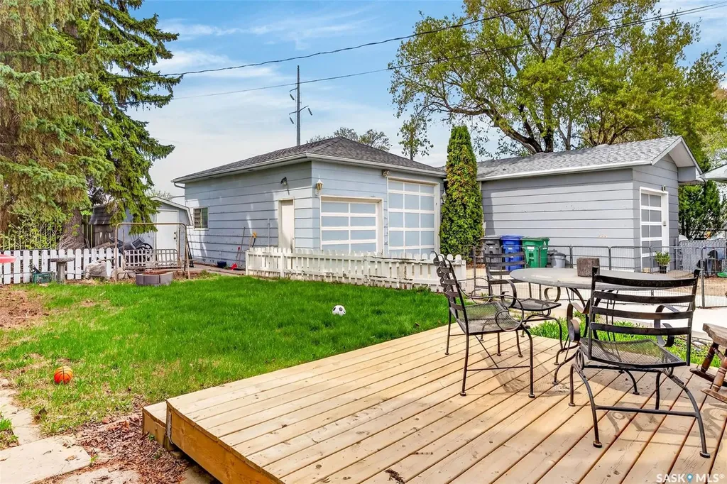 413 Vancouver Avenue N Saskatoon SK S7L 4J8