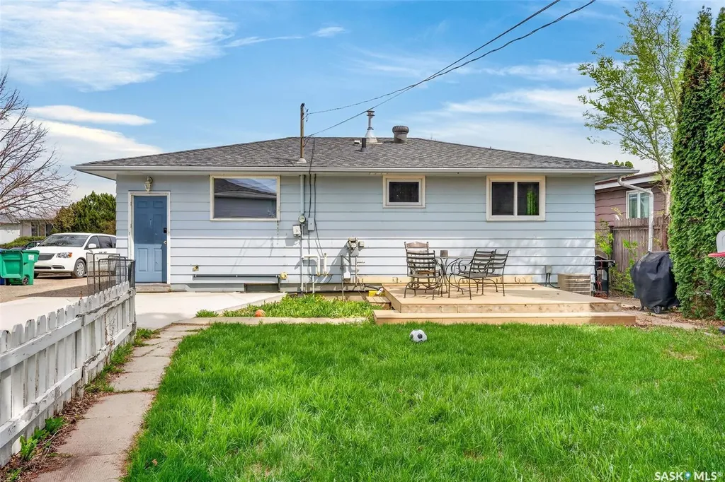 413 Vancouver Avenue N Saskatoon SK S7L 4J8