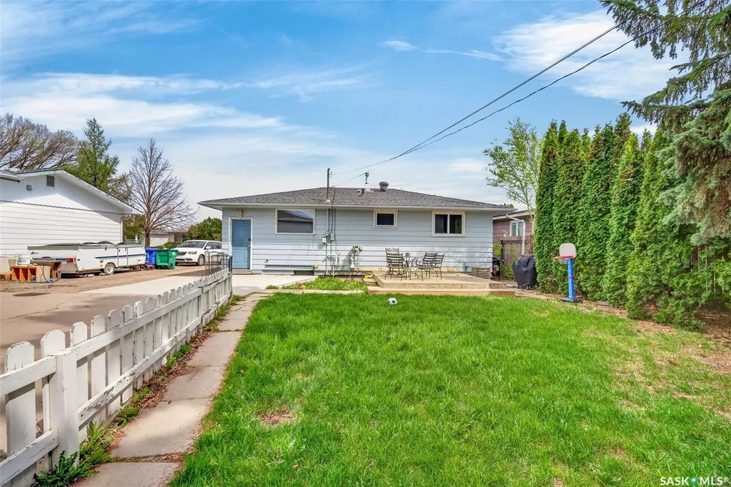 413 Vancouver Avenue N Saskatoon SK S7L 4J8