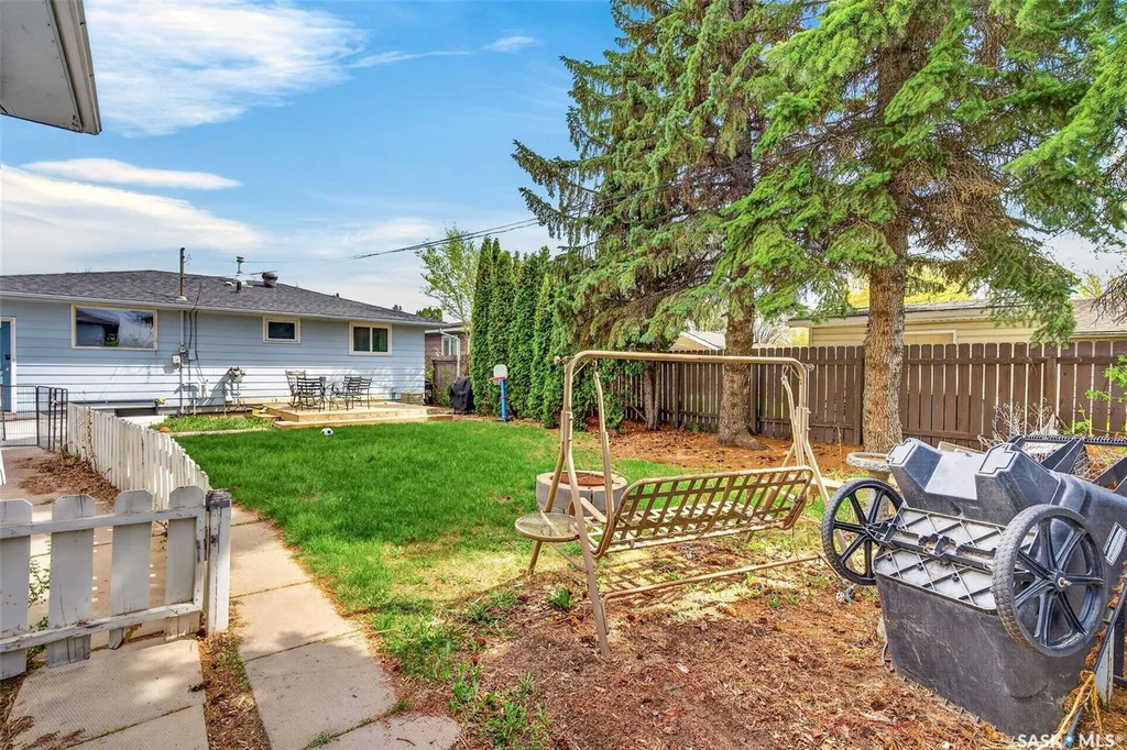 413 Vancouver Avenue N Saskatoon SK S7L 4J8
