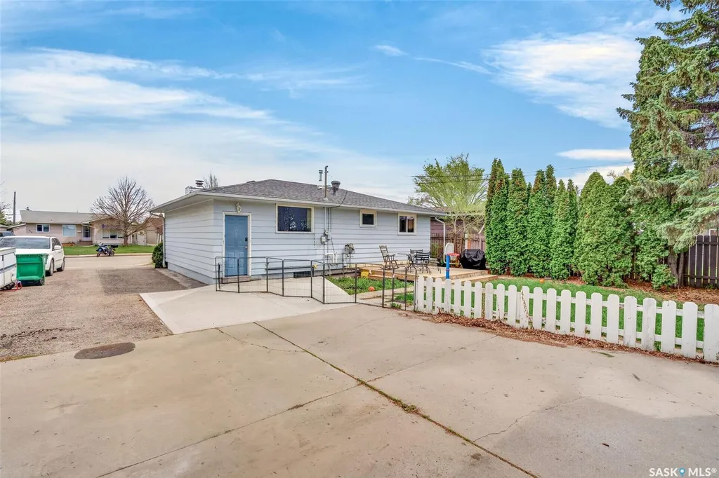 413 Vancouver Avenue N Saskatoon SK S7L 4J8