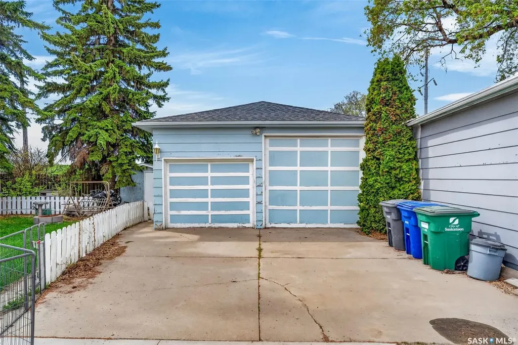 413 Vancouver Avenue N Saskatoon SK S7L 4J8